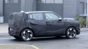 Kia EV2 - шпионский снимок боковой/задней части.