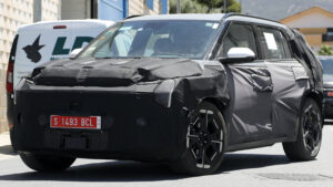 Kia EV3 GT - передние 3/4 - передние 3/4.