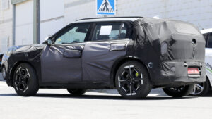 Kia EV3 GT - задняя часть под углом.