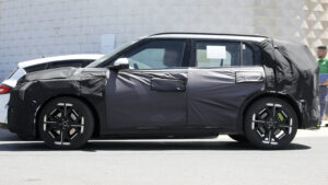 Kia EV3 GT - боковой профиль.