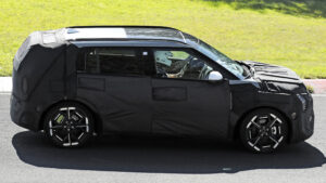 Kia EV3 GT - боковой профиль.