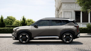 Kia Seltos - боковая часть.