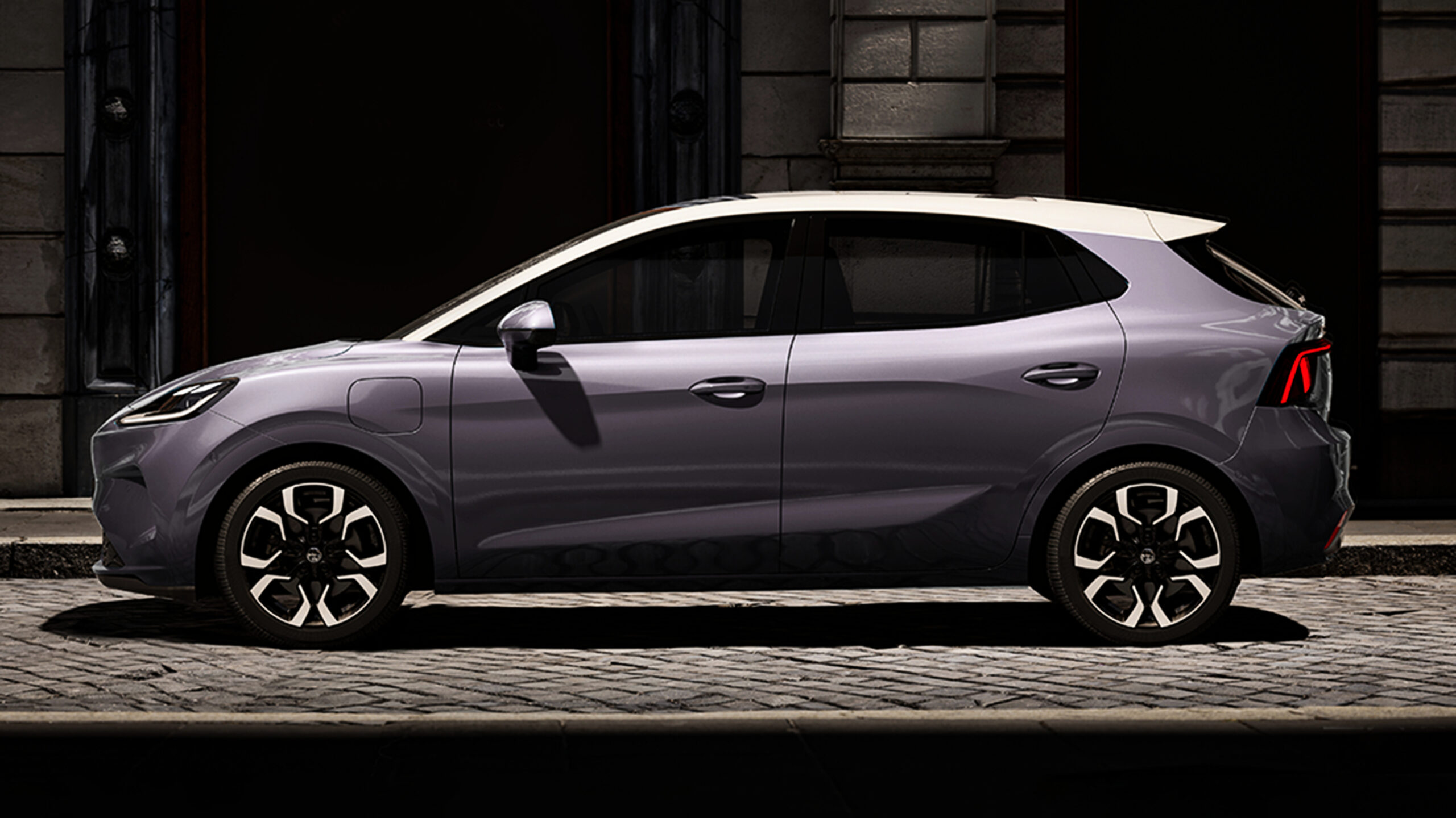 Новый MG MG4 EV с лицевой подтяжкой - боковой.