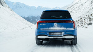 Mercedes GLB - полная задняя часть.