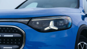 Mercedes GLB - фронтальный фонарь.