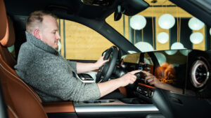 Эллис Хайд сидел в Mercedes GLB.