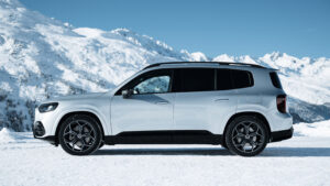 "Мерседес GLB" - сбоку.