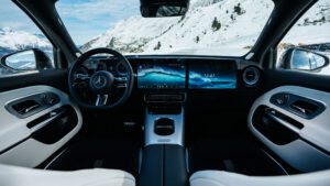 "Мерседес GLB" - в салоне.