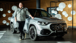 Эллис Хайд с Mercedes GLB.