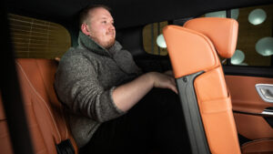 Эллис Хайд на задних сиденьях Mercedes GLB.