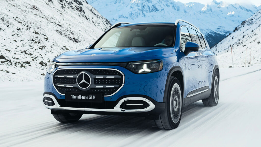 Новый Mercedes GLB, представленный на 2026 год: 7-местный автомобиль обладает большей вместимостью и универсальностью, если не сказать дизайном Mercedes GLB - front action