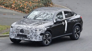 Mercedes GLC facelift - черный передний поворот в поворотах.