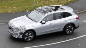 Mercedes GLC facelift - серебряный передний угол под углом.