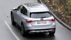 Mercedes GLC facelift - серебристый задний конец.