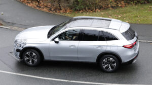 Mercedes GLC facelift - серебряный боковой профиль.