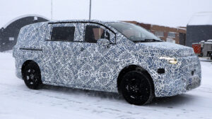 Мерседес V-класс - спереди под углом.