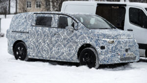 Мерседес V-класс - статический передний угловой угол.