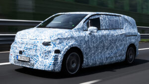 Mercedes VLE - динамический передний угол.