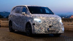 Mercedes VLE - передние 3/4 фонари включены.