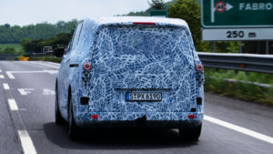 Mercedes VLE - rear 3/4 autobahn