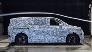 Тизер Mercedes VLE - боковой тизер.