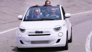 Новый Fiat 500 Hybrid - команда Fiat в автомобиле.