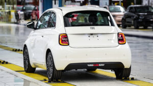 Новый Fiat 500 Hybrid - заводская задняя часть 3/4
