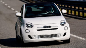 Новый Fiat 500 Hybrid - с передним трекингом.