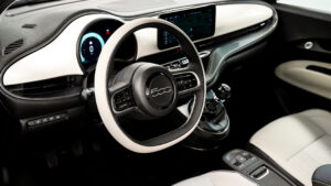 Новый Fiat 500 Hybrid - обзор интерьера.