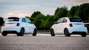 Новый Fiat 500 Hybrid - задняя часть пары.