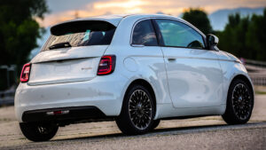 Новый Fiat 500 Hybrid - статическая задняя часть 3/4