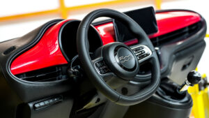 Новый Fiat 500 Hybrid - рулевое колесо.