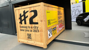 Новый тизер Smart #2 с Мюнхенского автосалона 2025 года - спереди, в деревянном ящике.