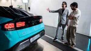 Nissan Leaf - интервью с деталями задней части.