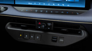 Nissan Leaf - центральная консоль.