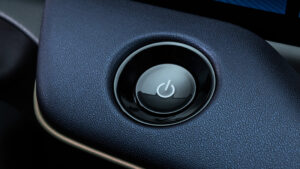 Nissan Leaf - кнопка запуска/остановки.