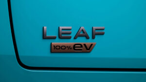 Nissan Leaf - задний значок.
