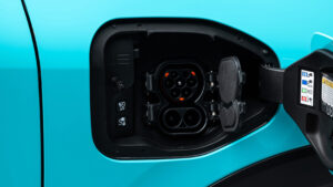 Nissan Leaf - порт зарядки.