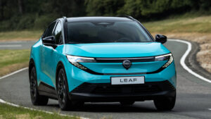 Nissan Leaf - передний поворот в поворотах.