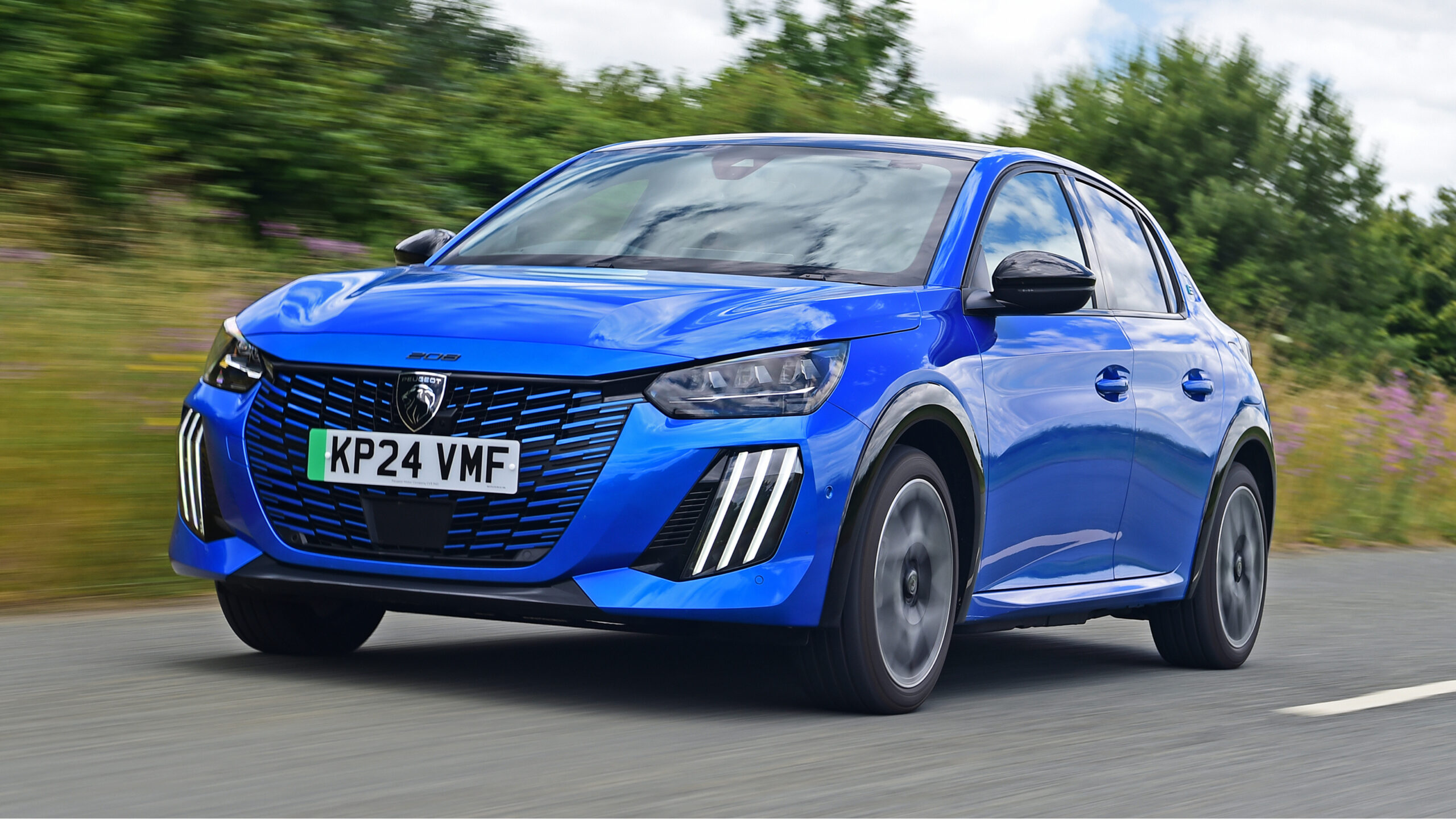 Peugeot E-208 - передняя система слежения.