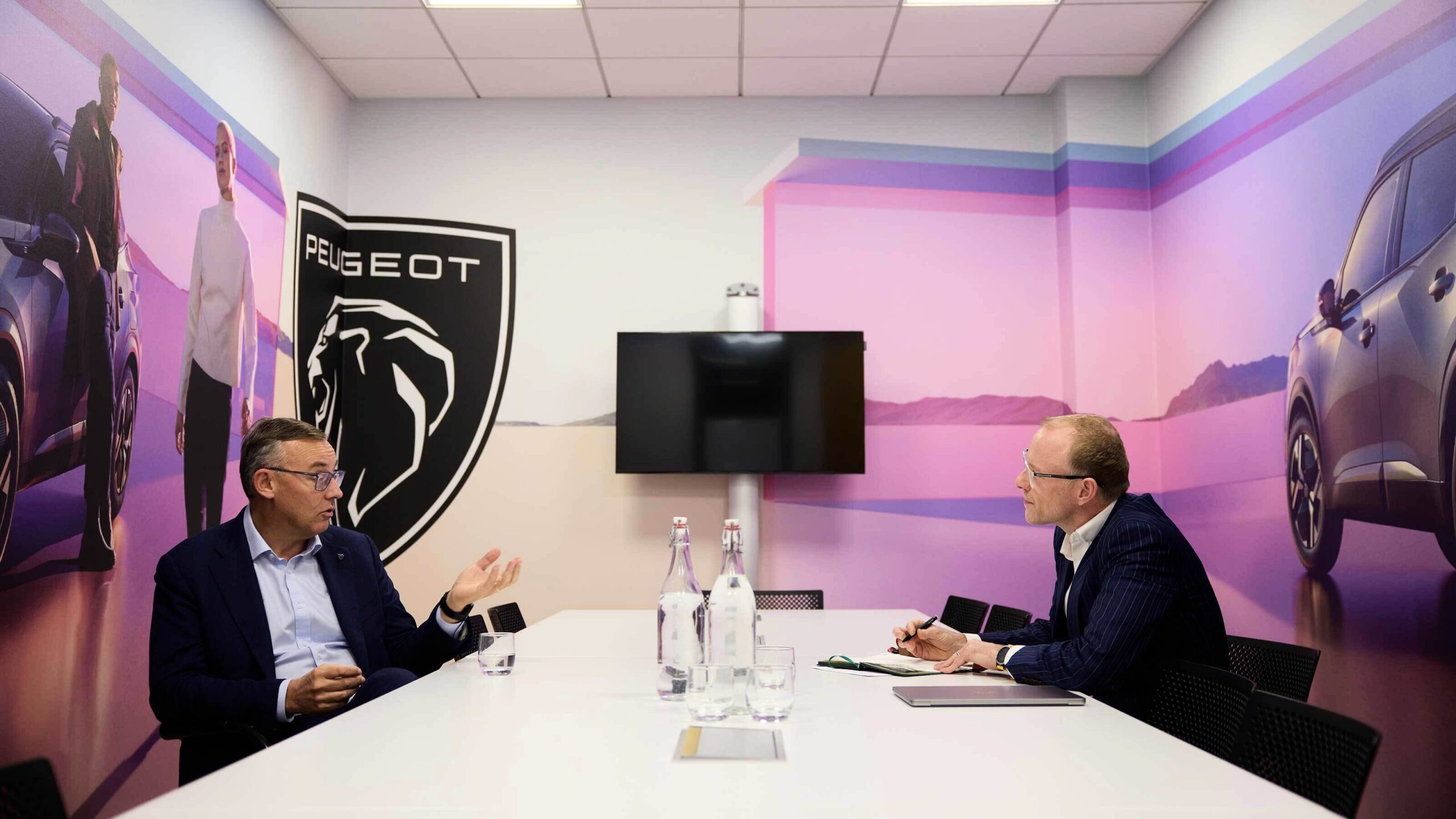 Генеральный директор Peugeot Ален Фэви и Фил Макнамара.