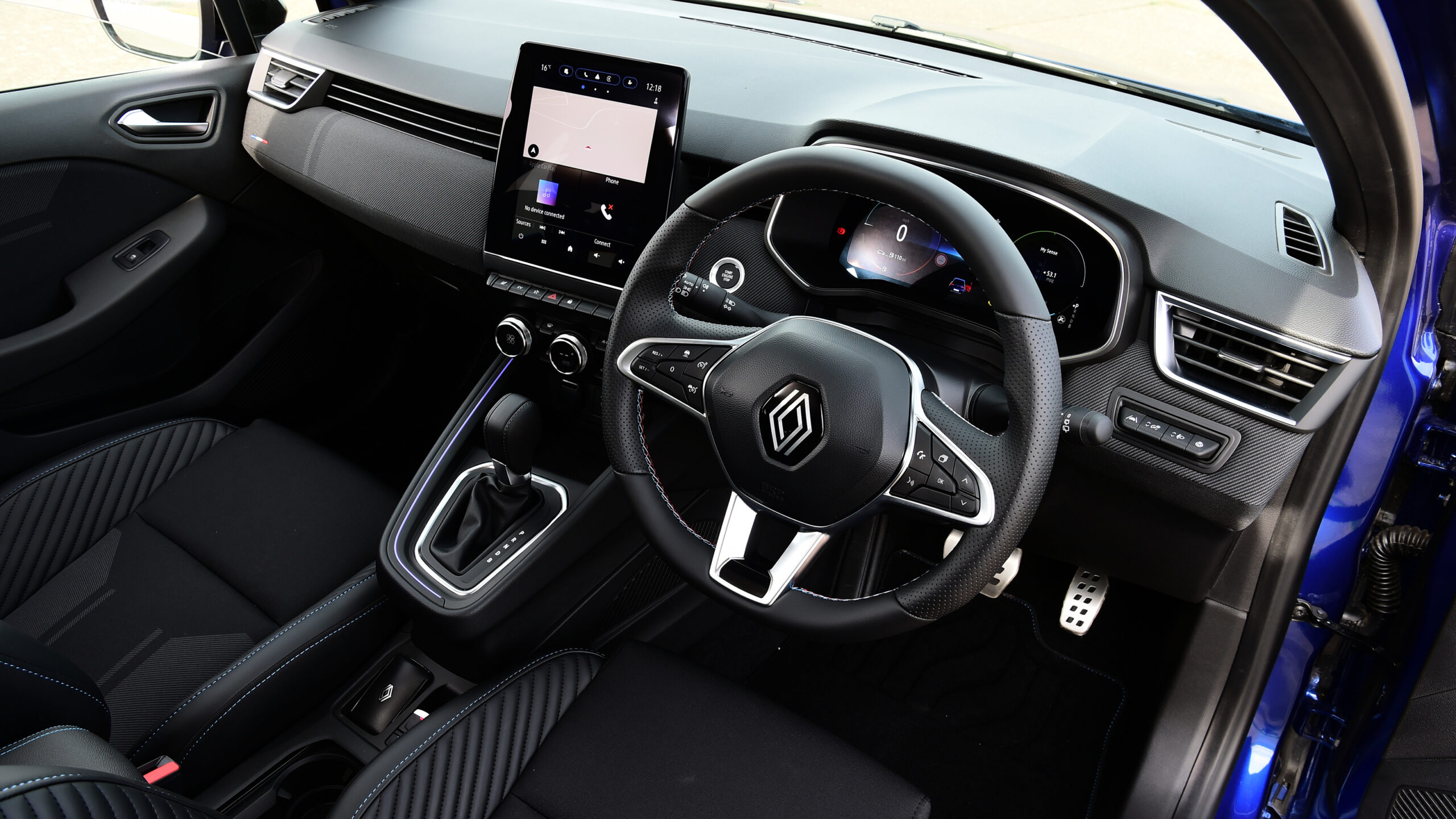 Renault Clio E-Tech - интерьер интерьера.