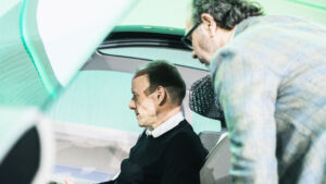 Skoda Vision O concept - Фил смотрит на приборную панель.