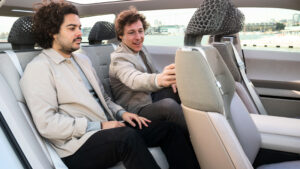 Джордан Катсианис сидел в задней части концепт-кара Skoda Vision O.