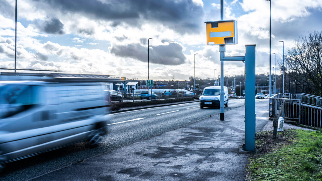Три миллиона британцев нарушили ограничение скорости в прошлом году, причем 1500 проехали 112 миль в час Speeding camera