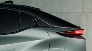 Toyota C-HR+ - боковые детали.