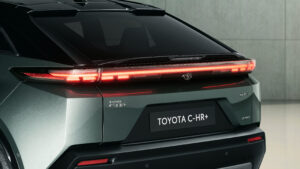 Toyota C-HR+ - детали задней части.