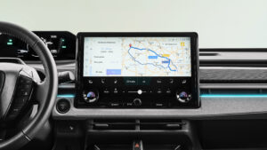 Toyota C-HR+ - информационно-развлекательный комплекс.