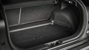 Toyota C-HR+ - борт багажника.