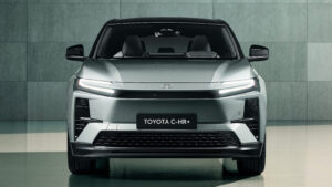 Toyota C-HR+ - полная передняя часть.